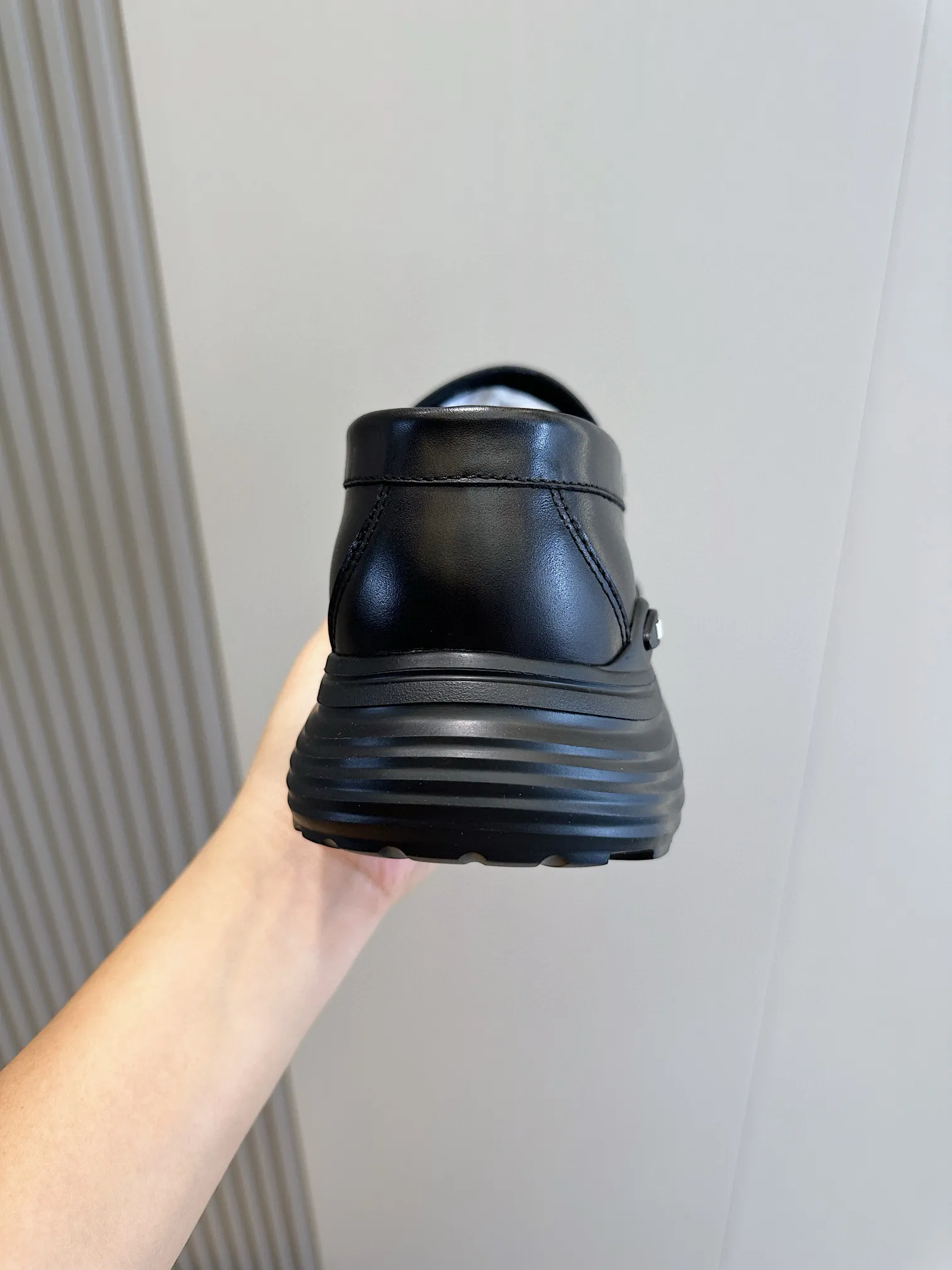 Factory price: 540💰◾️▫️Dior Combat Derby shoes are a new product in the 2024 spring men's wear series, presenting a mixed style that combines fashion design with sports elements. Crafted from black buffed calfskin leather with beige and black Oblique print panels on the sides and tongue. Designed with laces and technical zipper closure, the lightweight mixed-style sole highlights the charm of high-end customization. The Dior signature on the side enhances the style and will add a trendy touch to any look this season. Size: 39-44 (customized at 38.45)